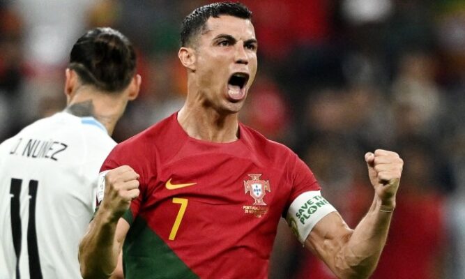 Ronaldo không treo giày ở MU